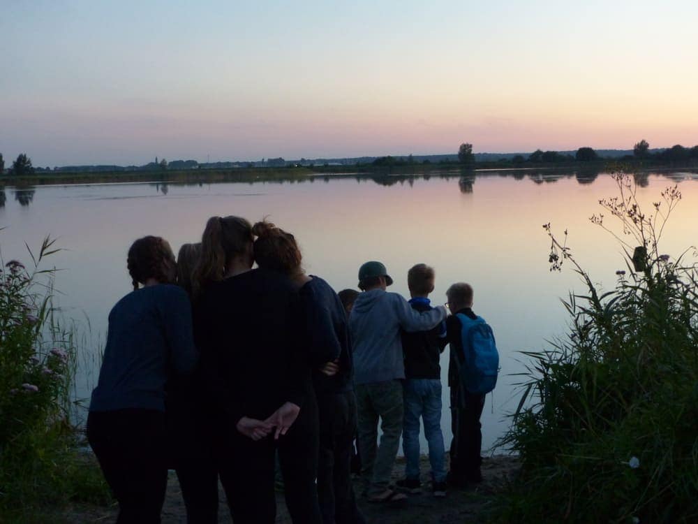 Kinder Arm in Arm am See