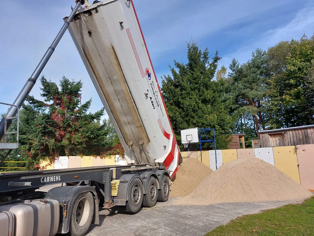 LKW liefert Sand für das Volleyballfeld ab.