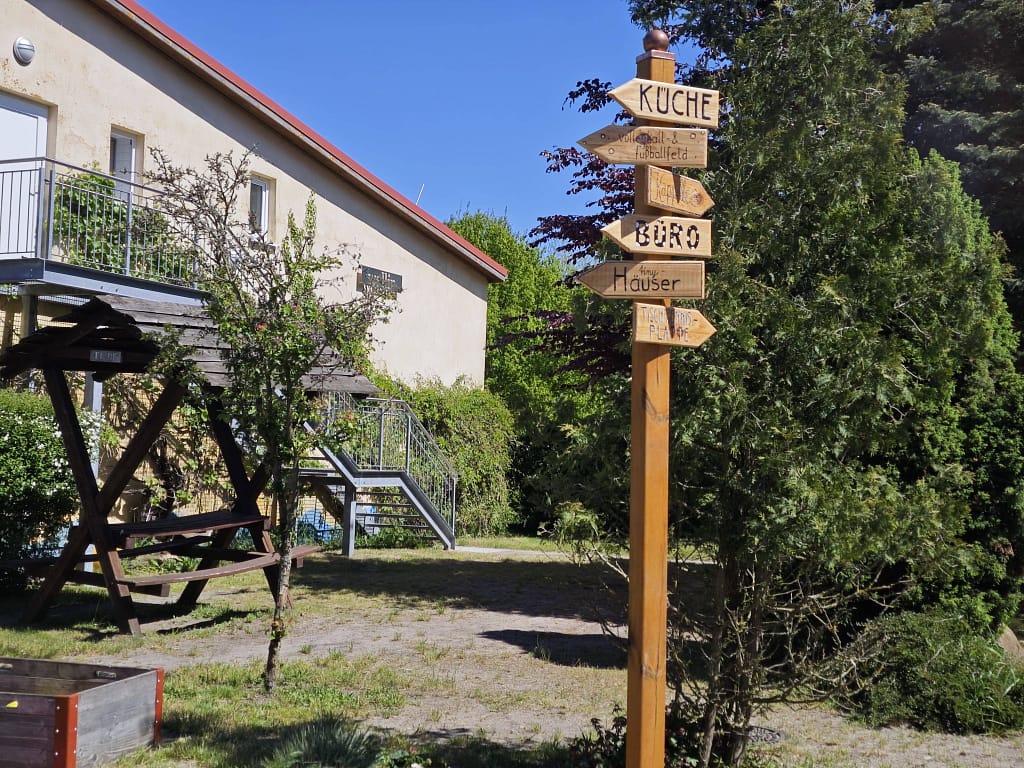 Neuer Wegweiser auf dem Gelände des Schullandheims Peenemünde auf der Insel Usedom.