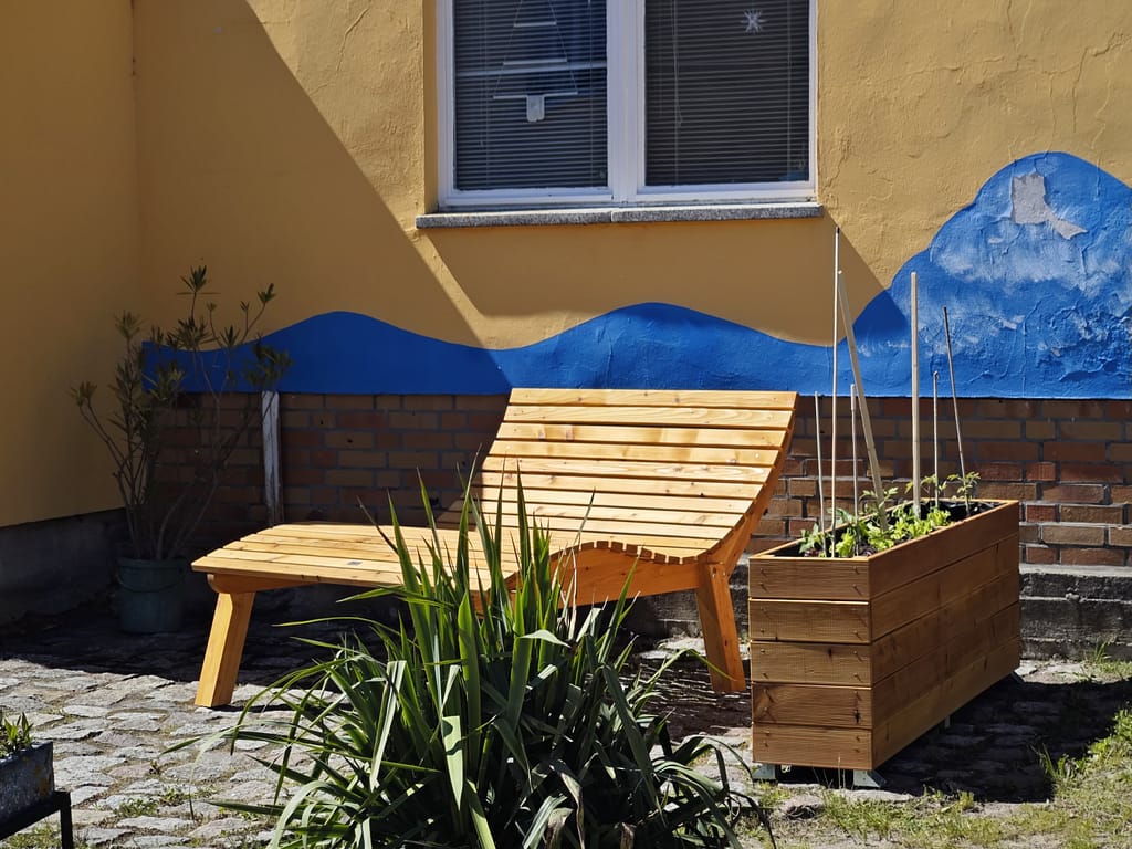 Holzlige vor dem Schullandheim