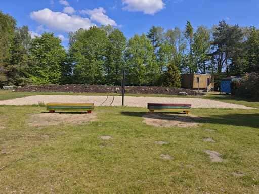 Volleyballfeld mit neuen Sitzbänken und einem begrünten Erdwall