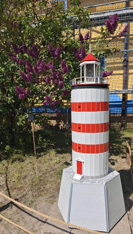 ein mannshoher Leuchtturm