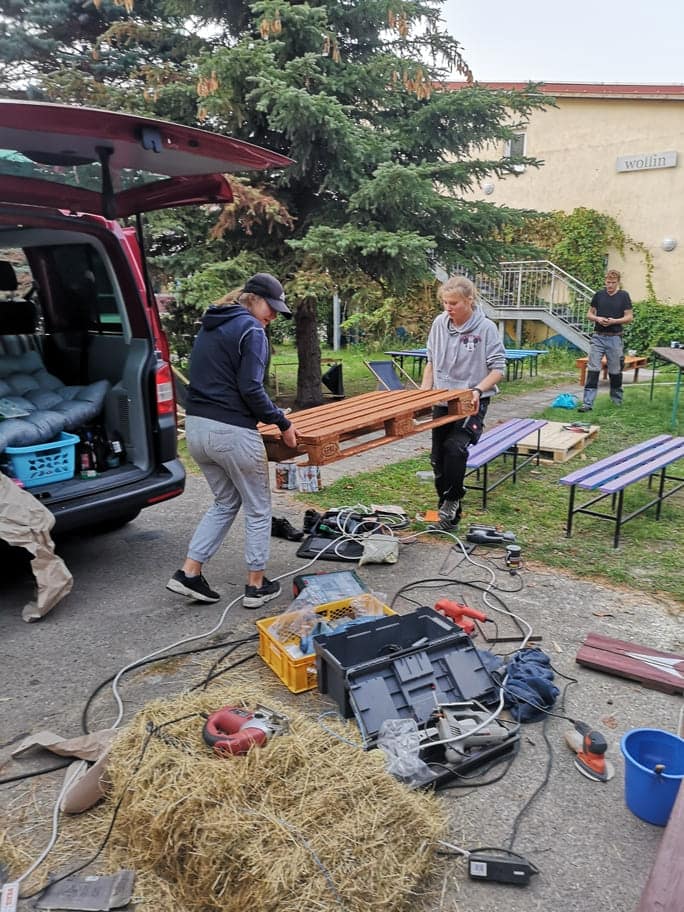 Helfer laden Material für unsere Bauprojekte aus.