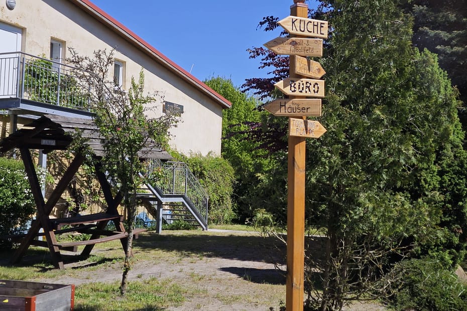 Neuer Wegweiser auf dem Gelände des Schullandheims Peenemünde auf der Insel Usedom.